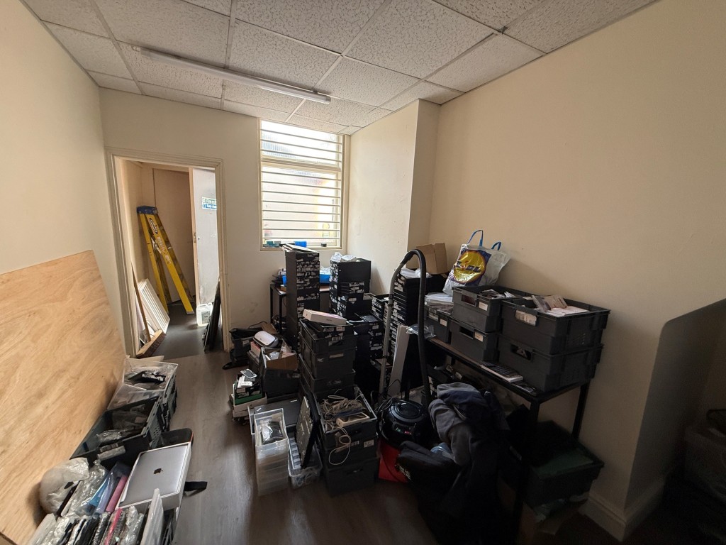 Lot: 119 - MIXED USE TOWN CENTRE INVESTMENT PROPERTY - Shop back office or store area